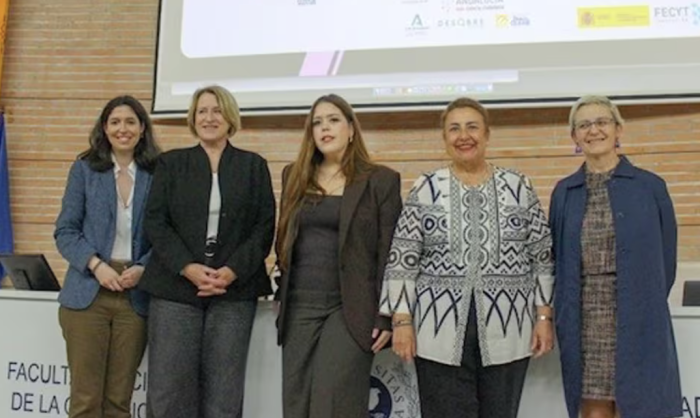 Presentación Teresa Cruz, directora de la Fundación Descubre; Carmen Cortés, directora del Instituto Universitario de Investigación de Género e Igualdad de la Universidad de Málaga; y Giovanna G. de Calderón, presidenta de Mujeres para el Diálogo y la Educación y las coordinadoras del proyecto en la UMA, Marina Rojo Gallego Burín y Elizabeth García Gil