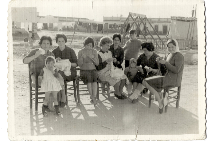 Grupo de vecinas cosiendo en la plaza del Retiro. 1963 (Colección de Luisa Menor García)